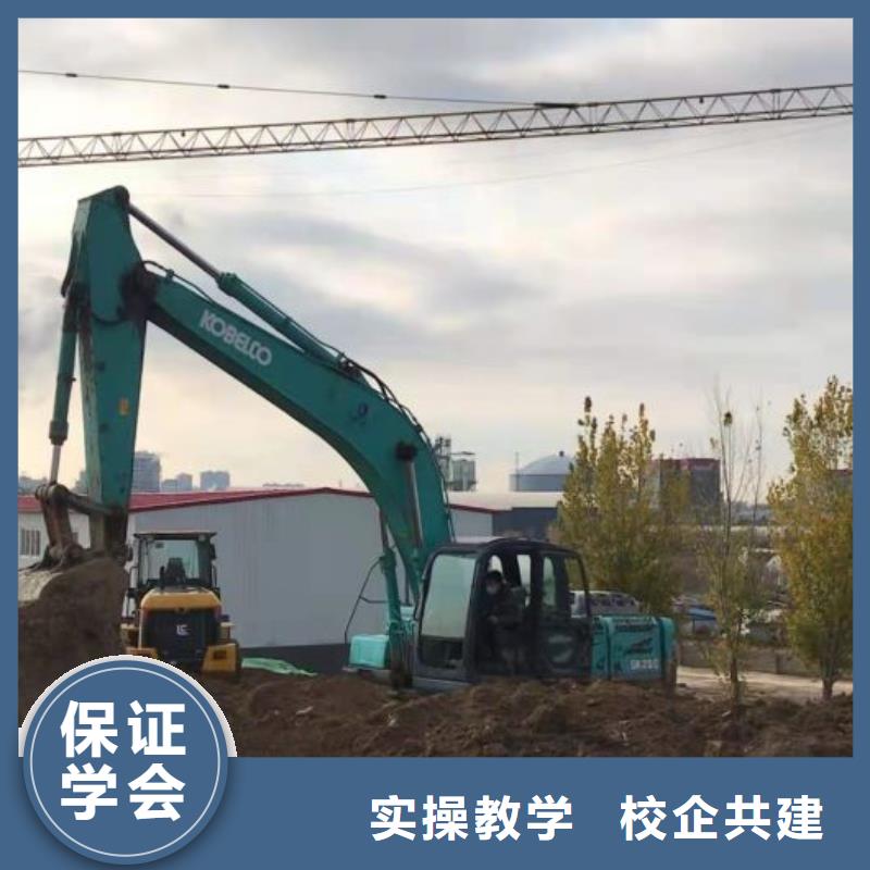 挖掘机技校特色小吃校企共建手把手教学